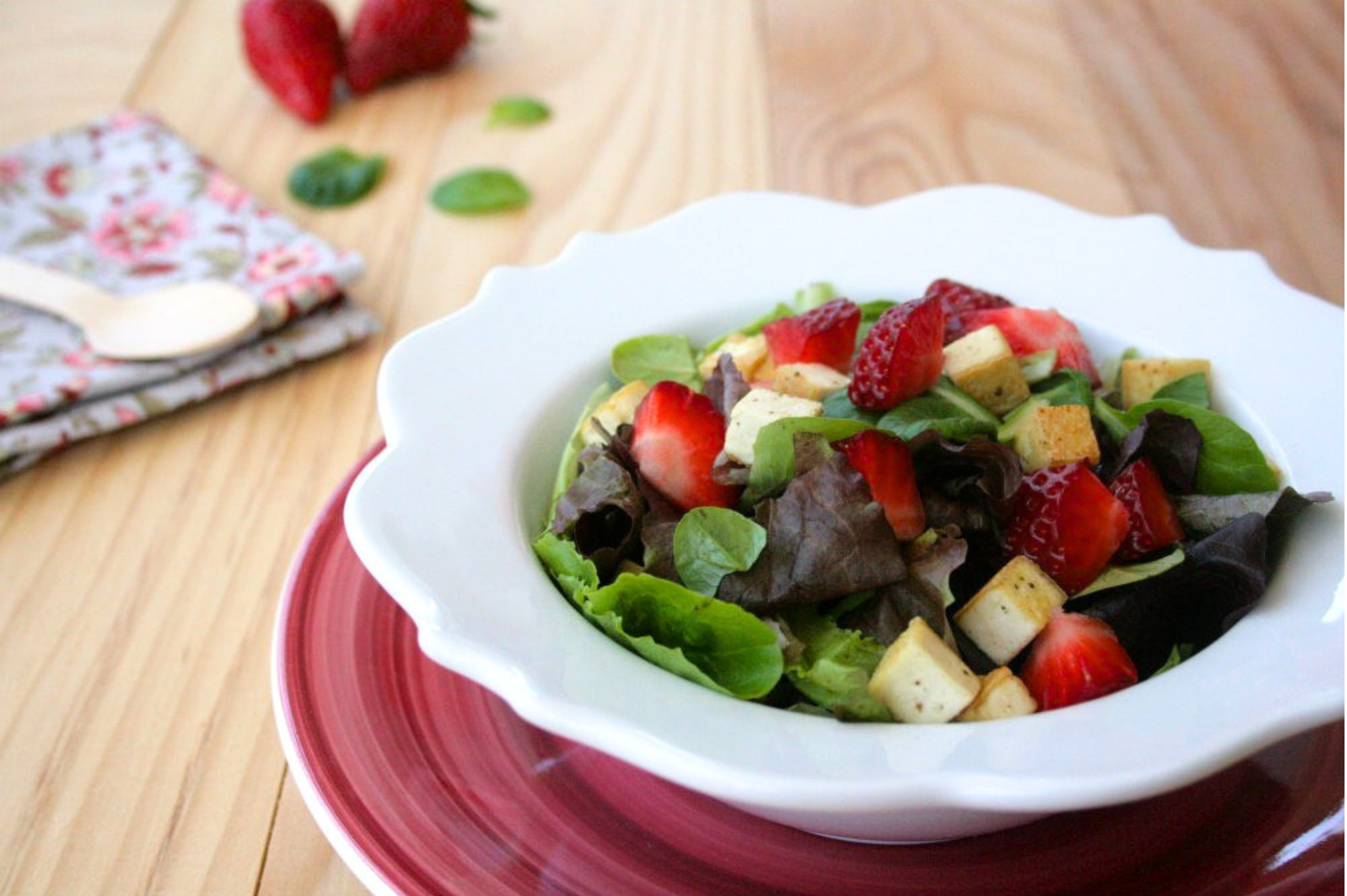 Insalata con fragole e tofu