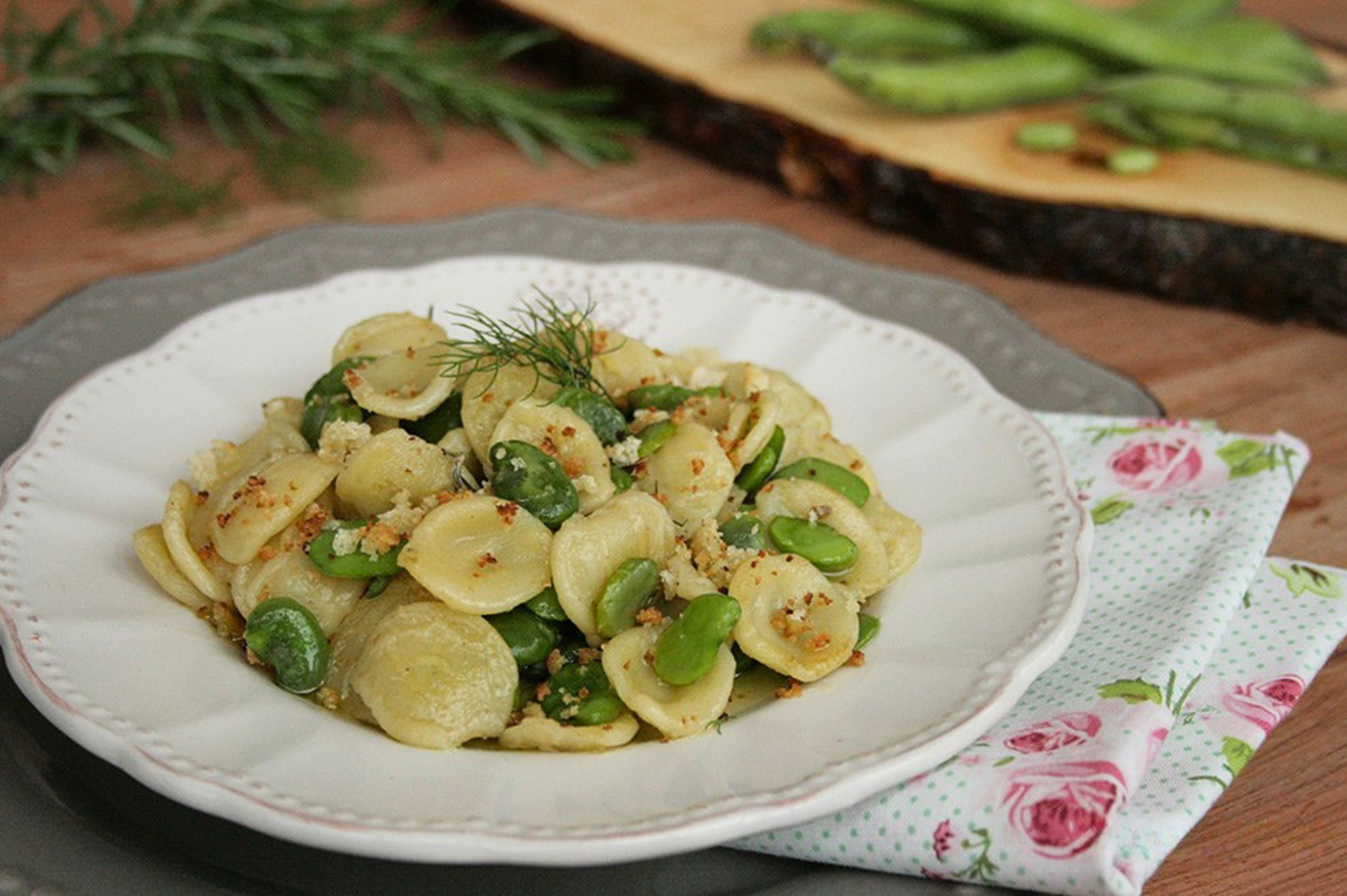 Orecchiette con fave e mollica