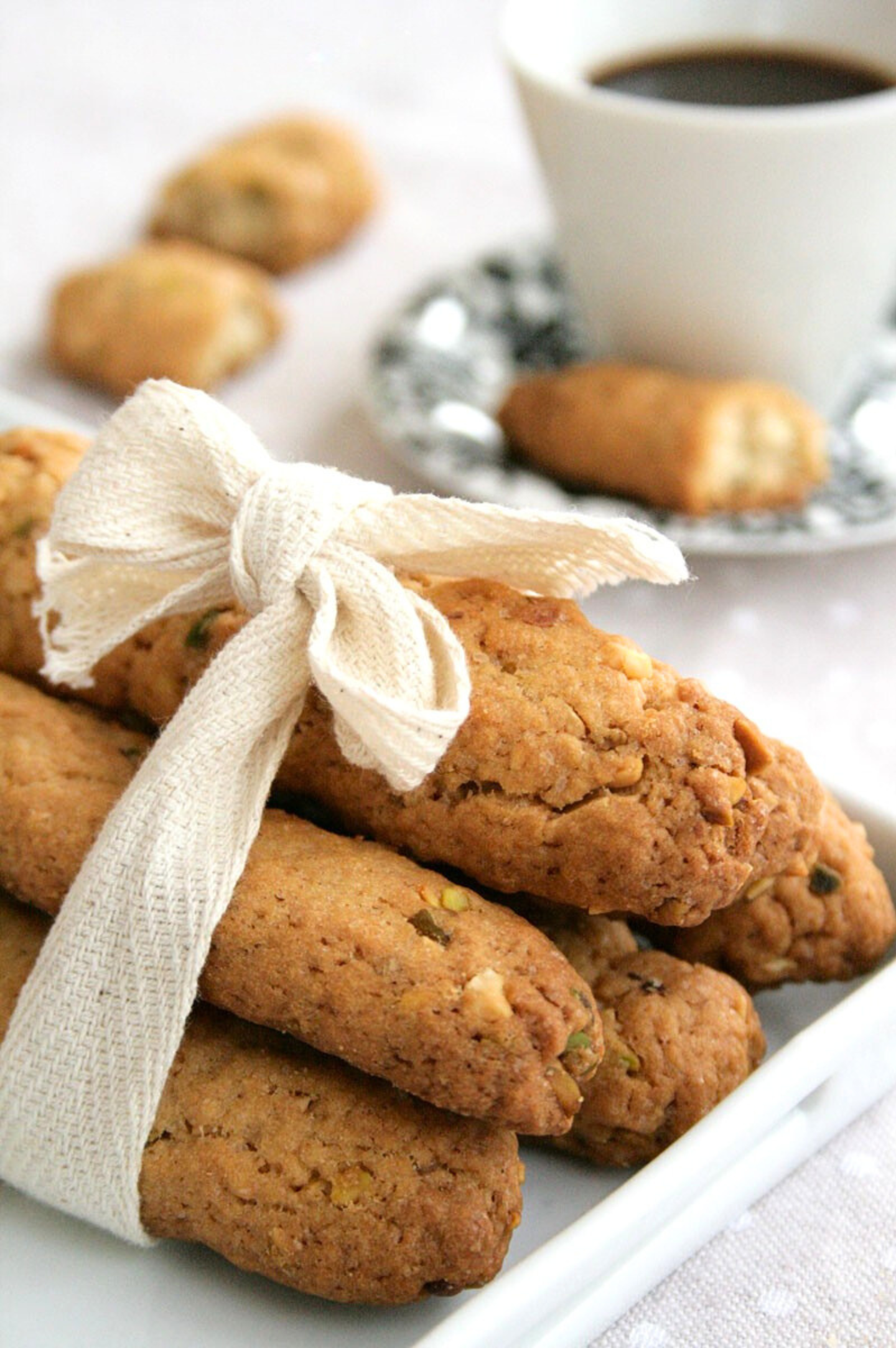 Bastoncini dolci croccanti con pistacchi e scorza d’arancia, fragranti e aromatici. Una ricetta semplice ma golosa.