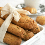 Bastoncini dolci croccanti con pistacchi e scorza d’arancia, fragranti e aromatici. Una ricetta semplice ma golosa.