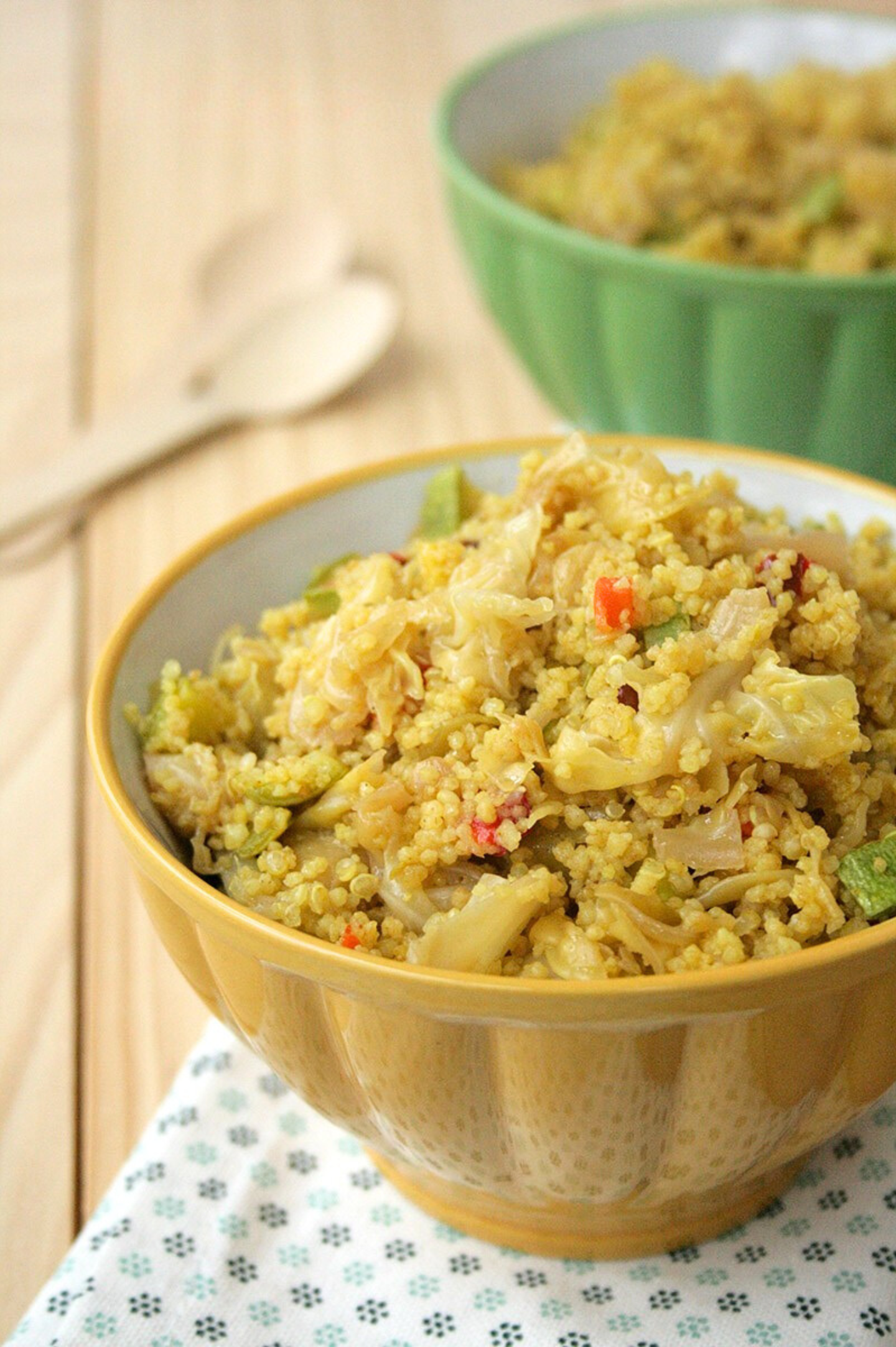 Cous cous con cavolo verza e verdure, leggero e profumato, ideale come primo piatto o antipasto, che unisce gusto esotico e semplicità.