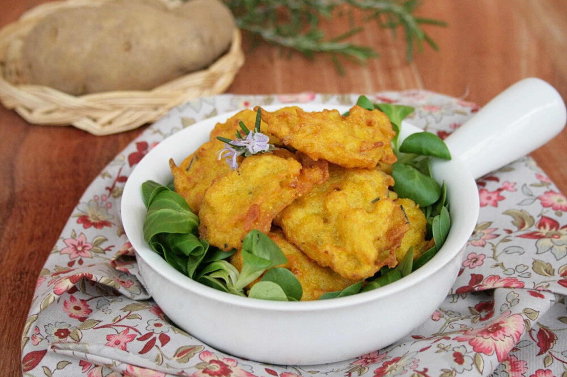 Frittelle di patate con curcuma e rosmarino, uno snack saporito e sfizioso