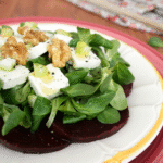Insalata di barbabietola con feta vegetale e noci