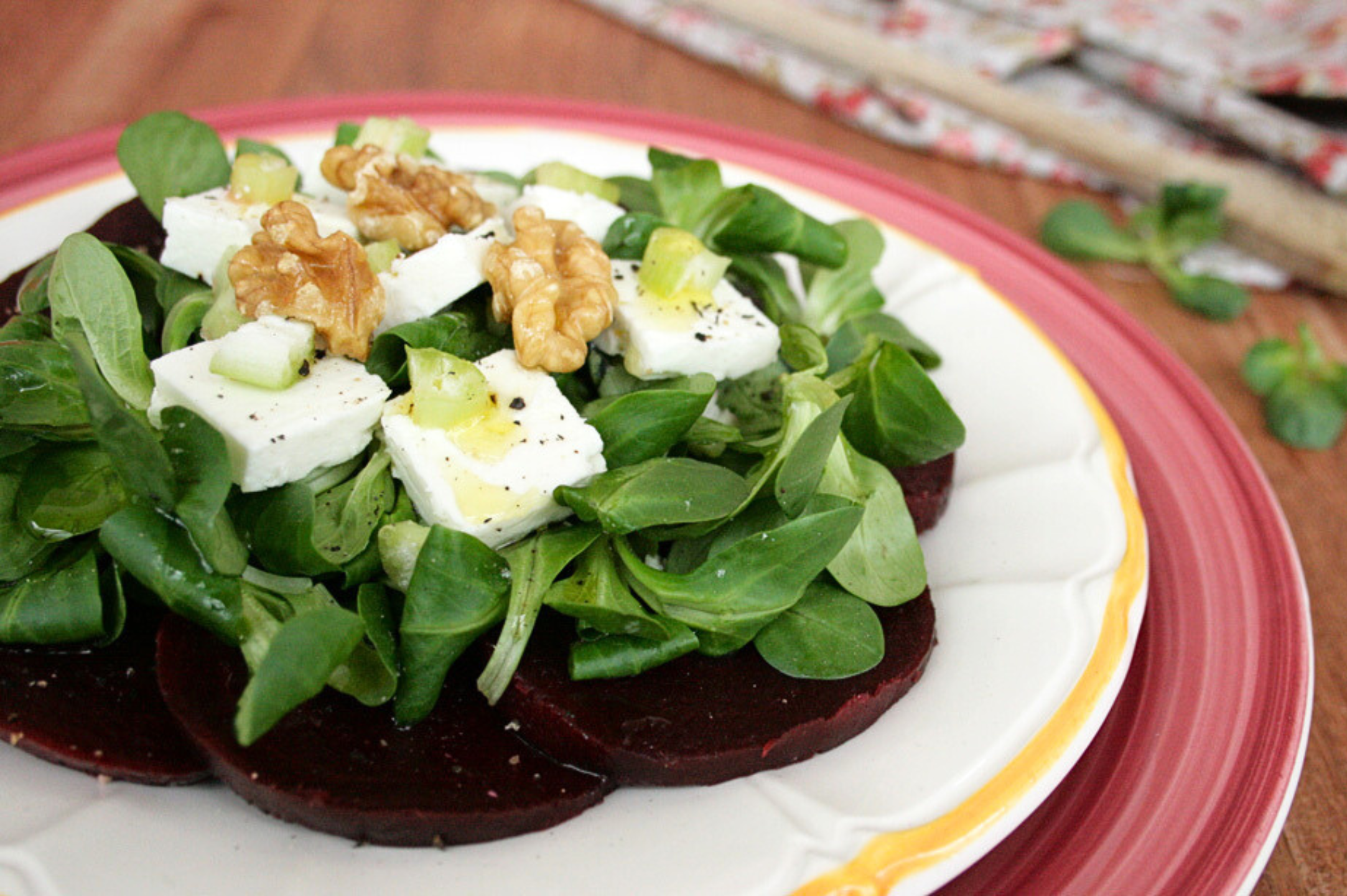 Insalata di barbabietola con feta vegetale e noci