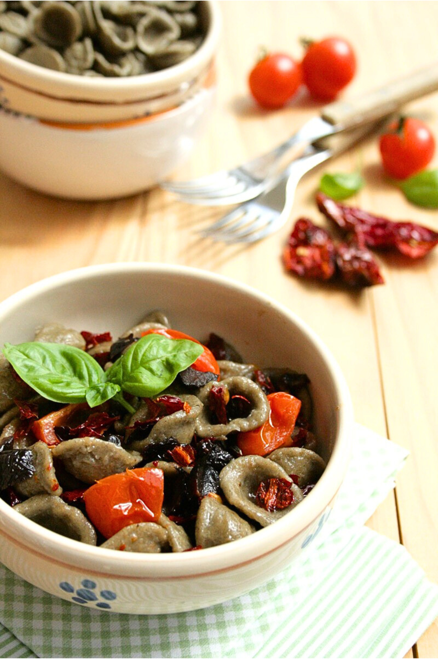 Orecchiette di grano arso con peperoni cruschi, olive e pomodorini: una ricetta vegana ispirata alla Basilicata, semplice e dal gusto deciso.