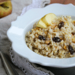 Risotto integrale con porri, mele, noci e uvetta: cremoso, equilibrato tra dolce e salato, nutriente e confortante.