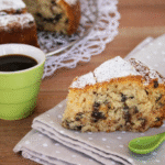Torta al cocco vegana soffice con gocce di cioccolato fondente