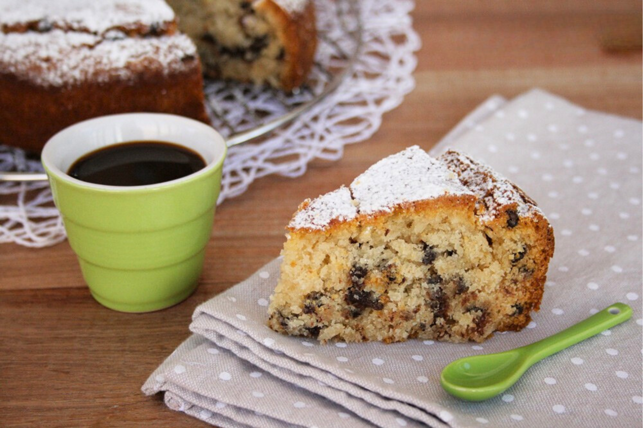 Torta al cocco vegana soffice con gocce di cioccolato fondente