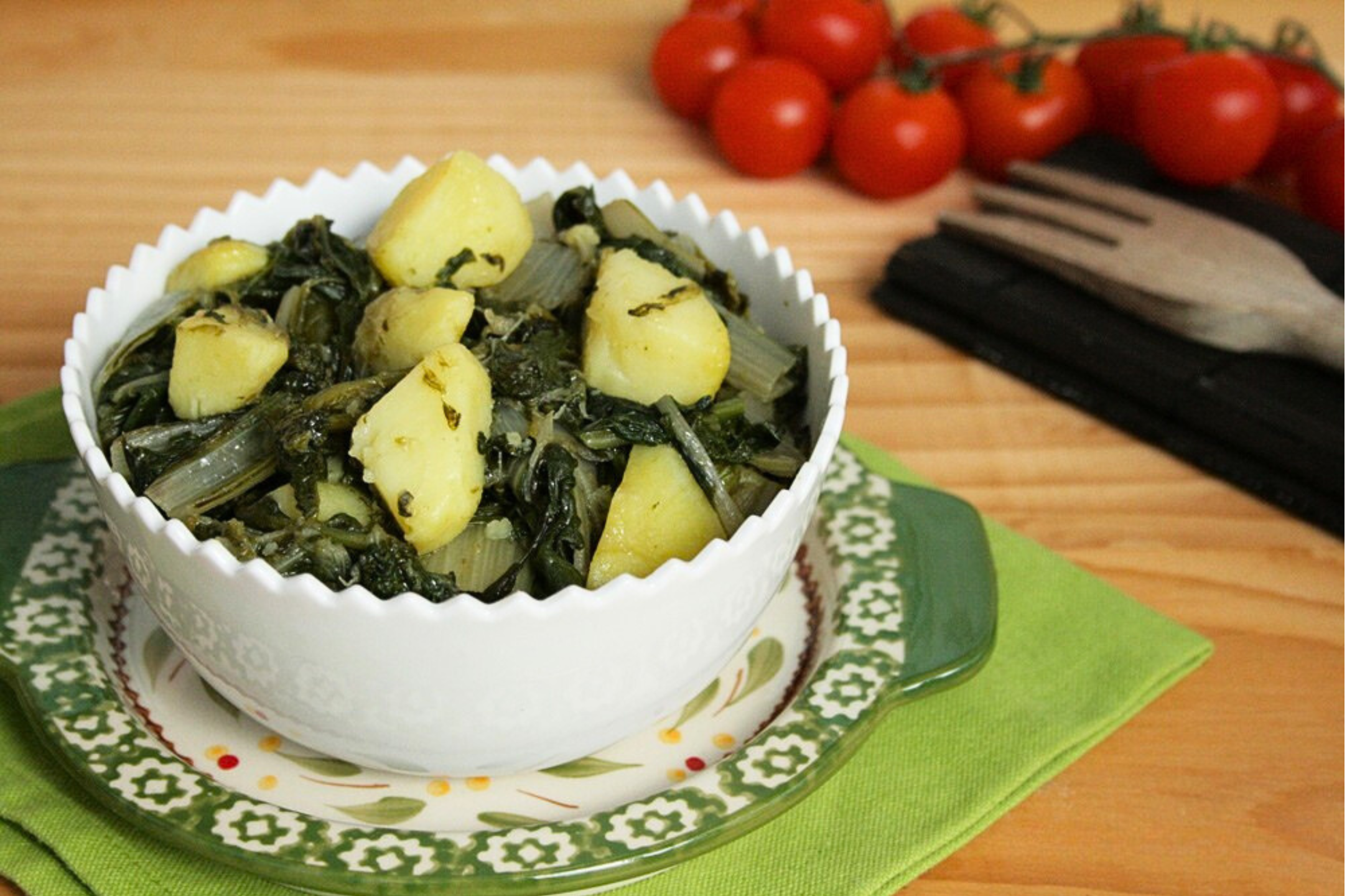Zuppa verde con patate: una zuppa vegetale semplice e rustica, preparata con verdure di stagione e patate morbide.
