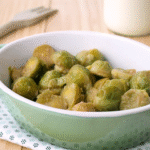 Cavoletti di Bruxelles alla panna, un piatto semplice e avvolgente, dove le verdure diventano cremose e delicate grazie alla panna vegetale.