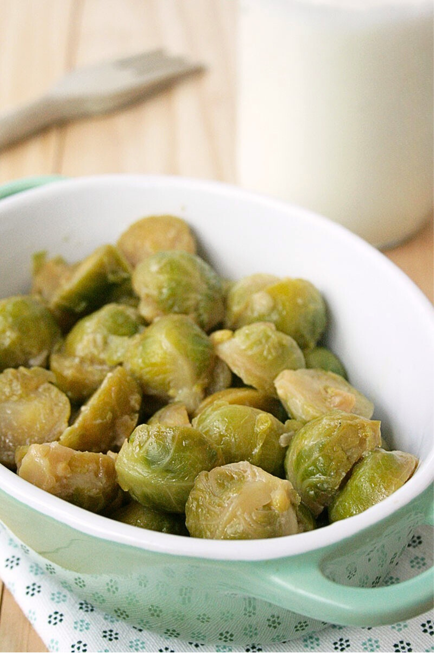 Cavoletti di Bruxelles alla panna, un piatto semplice e avvolgente, dove le verdure diventano cremose e delicate grazie alla panna vegetale.