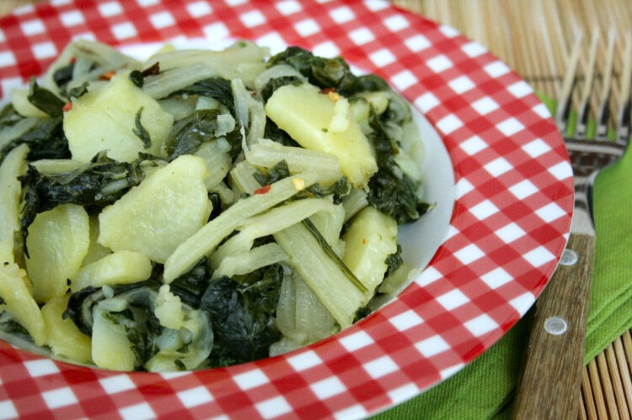 Bietole e patate alla calabrese in padella, un piatto vegano semplice e saporito, perfetto come contorno o piatto unico leggero.