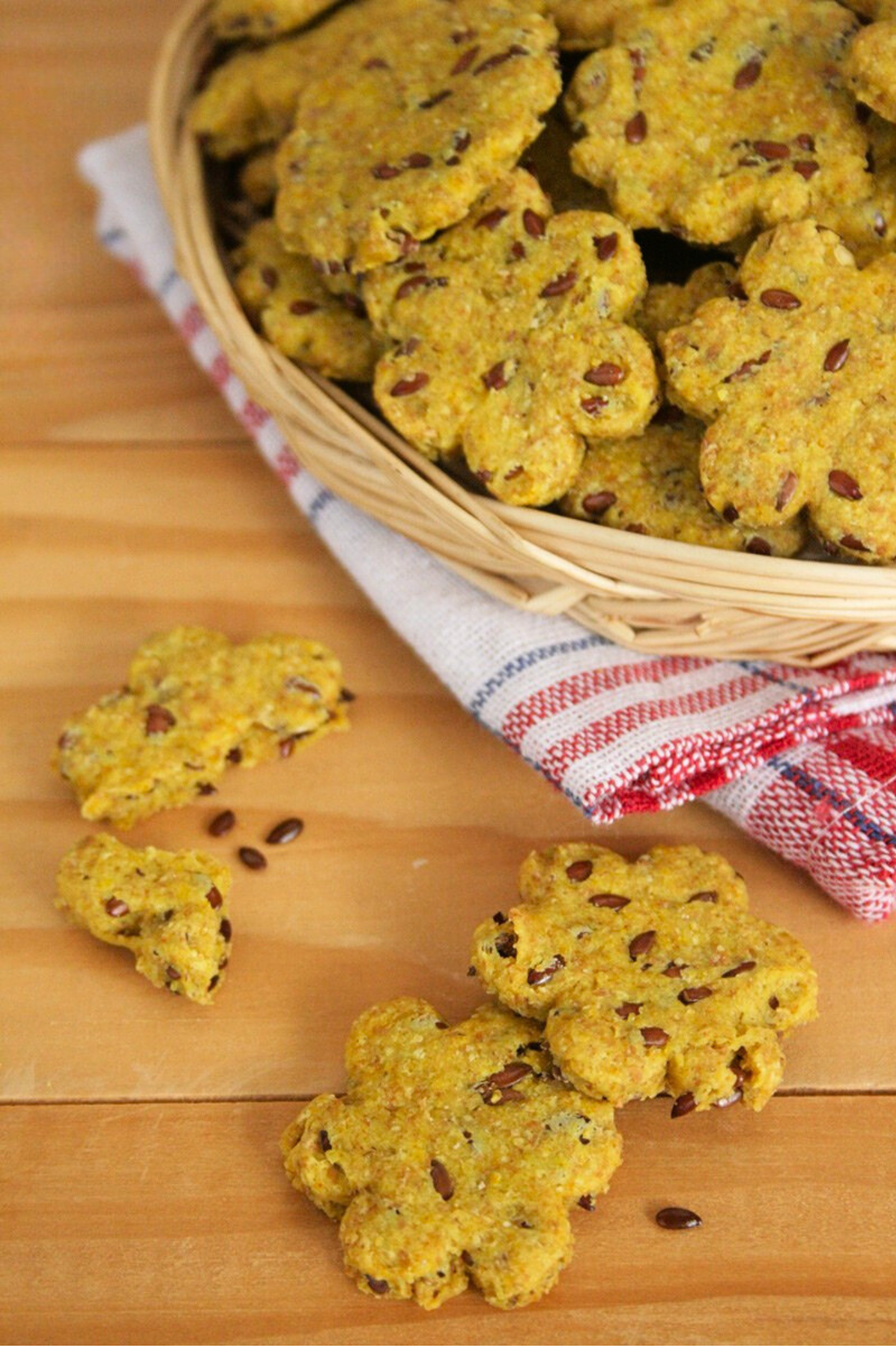 Cracker croccanti vegani ai semi di lino con curcuma e paprika.