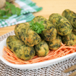 Crocchette di patate e spinaci, dorate e delicate, ideali per un piatto vegano semplice ma gustoso.