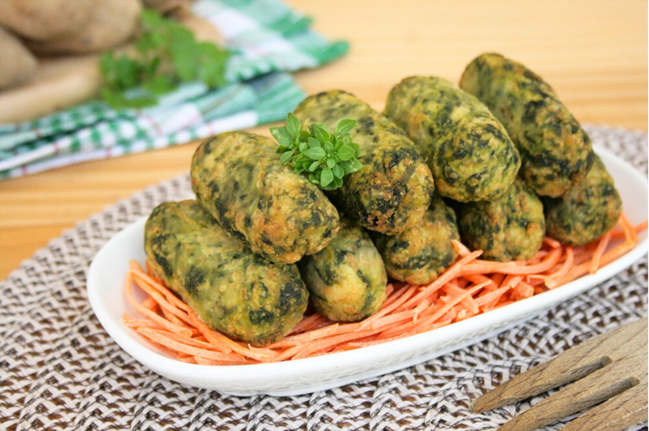 Crocchette di patate e spinaci, dorate e delicate, ideali per un piatto vegano semplice ma gustoso.