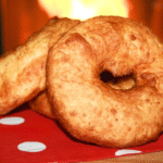 Cuddrurieddri calabresi: ciambelle fritte morbide dentro e croccanti fuori.