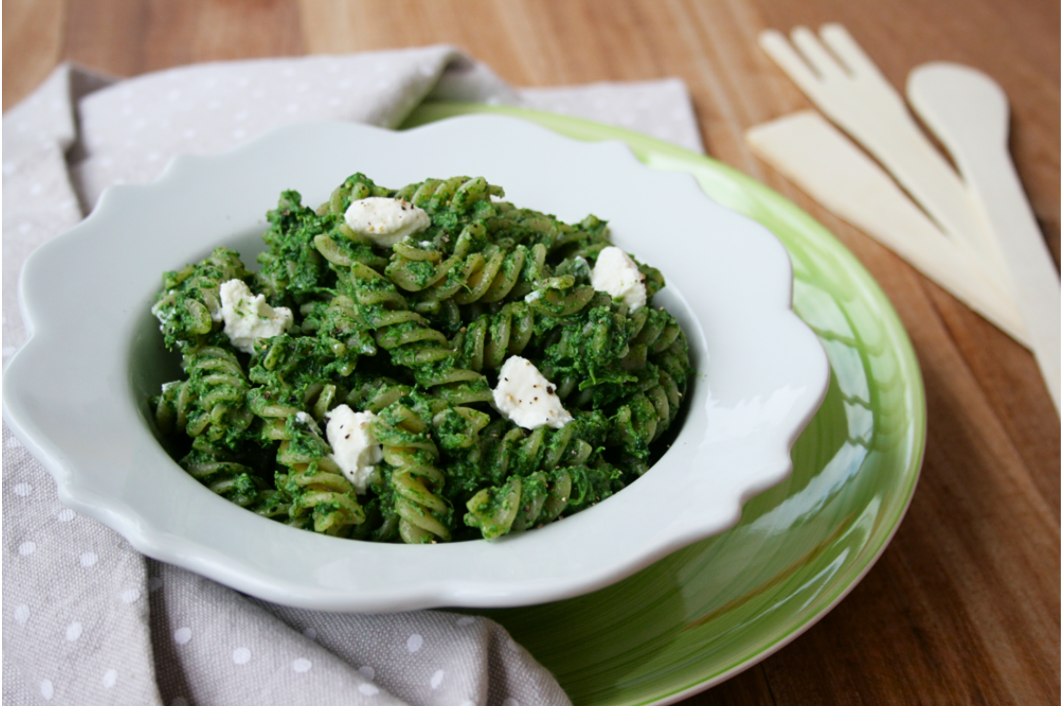 Pasta ricotta e spinaci, 100% vegetale e pronta in 30 minuti. Un primo vegano semplice e nutriente, arricchito da noci e perfetto per un pranzo veloce ma gustoso.