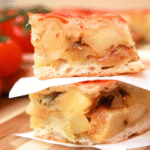 Pizza chiusa farcita con patate e porro, arricchita da formaggi vegetali cremosi.