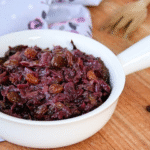 Radicchio in agrodolce con cipolla rossa e uvetta: un contorno vegano facile e veloce, dal perfetto equilibrio tra dolce e amaro.