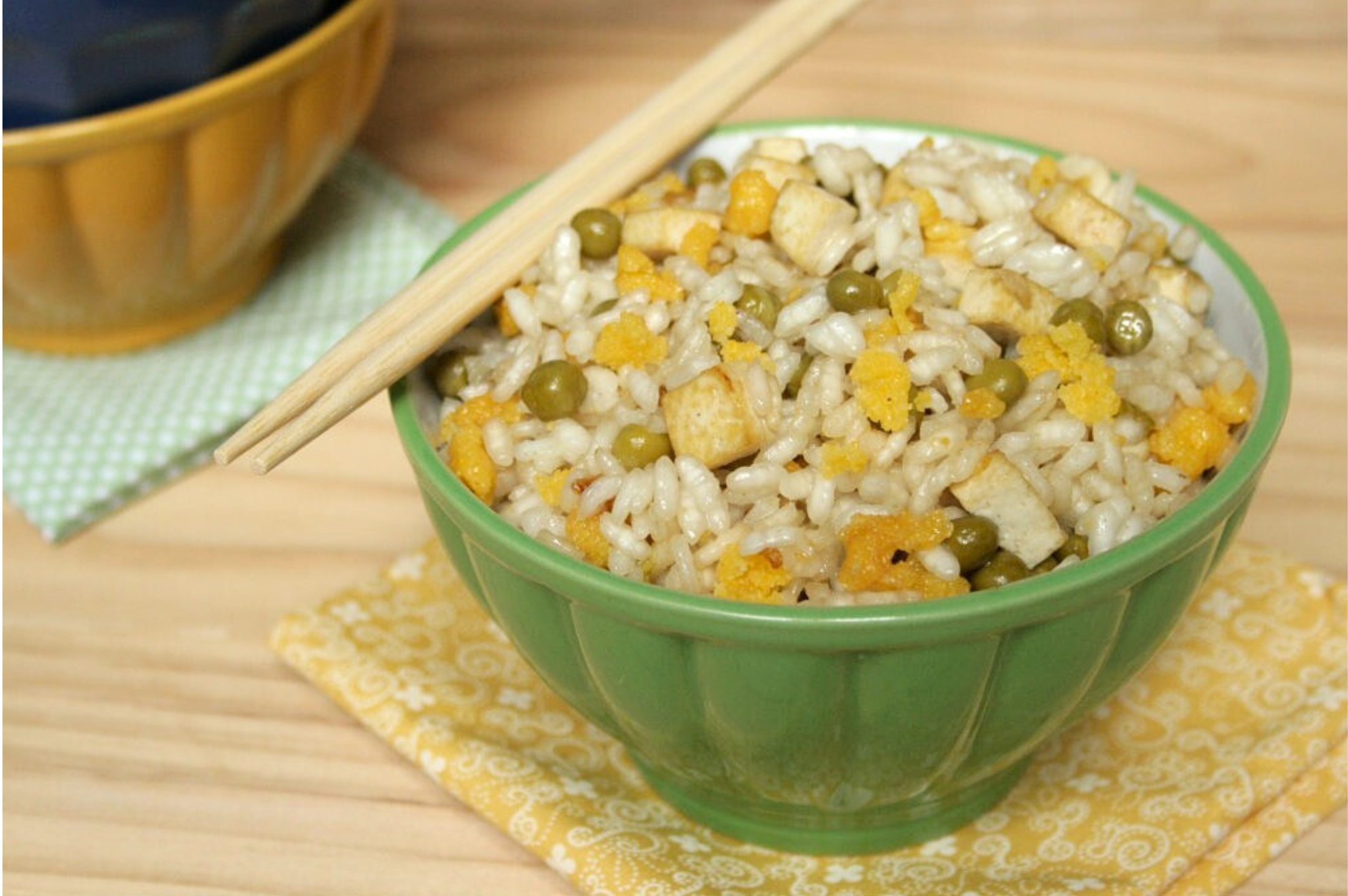 Riso alla cantonese vegano con tofu, piselli e granella di mais.