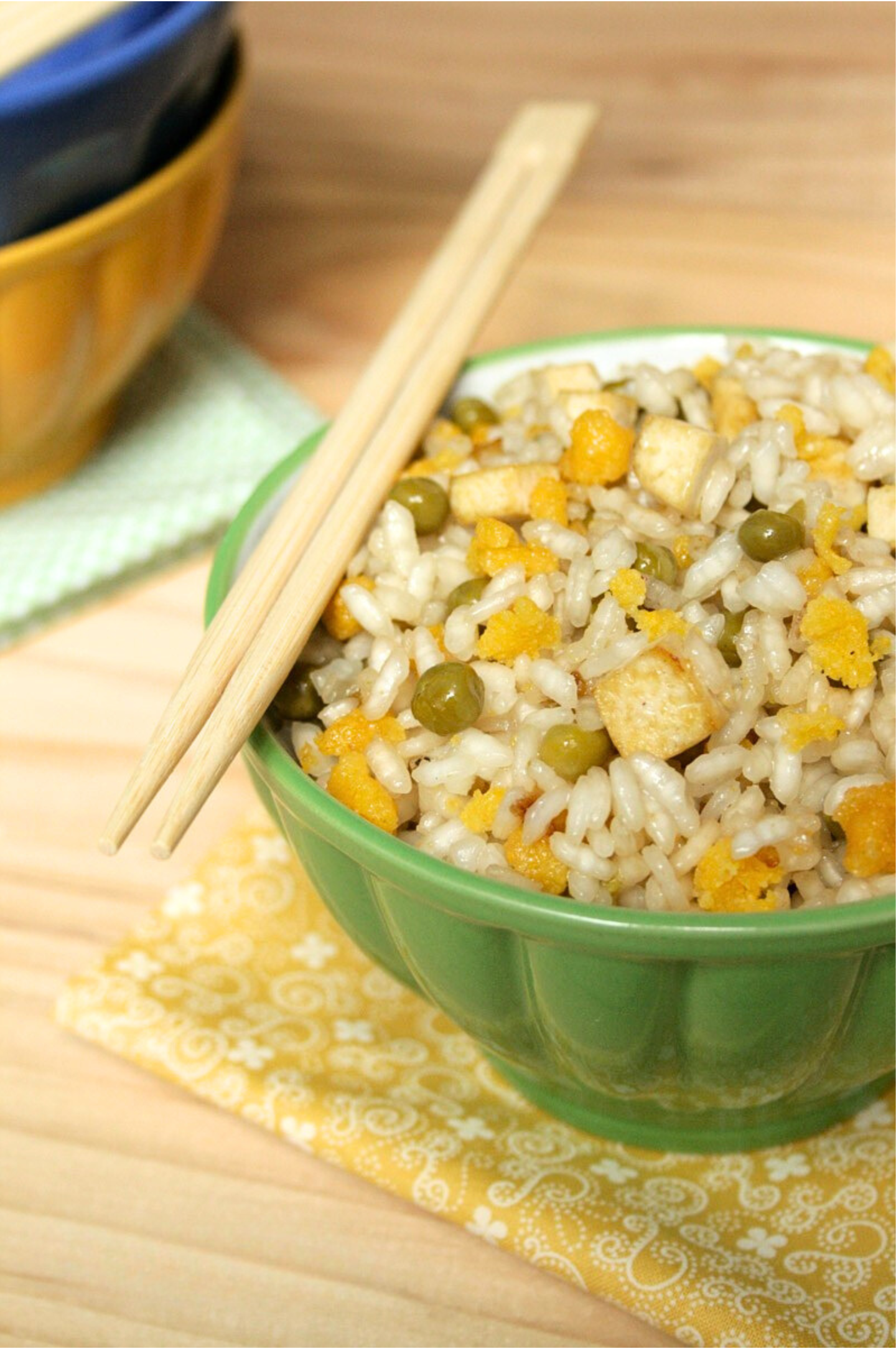 Riso alla cantonese vegano con tofu, piselli e granella di mais.