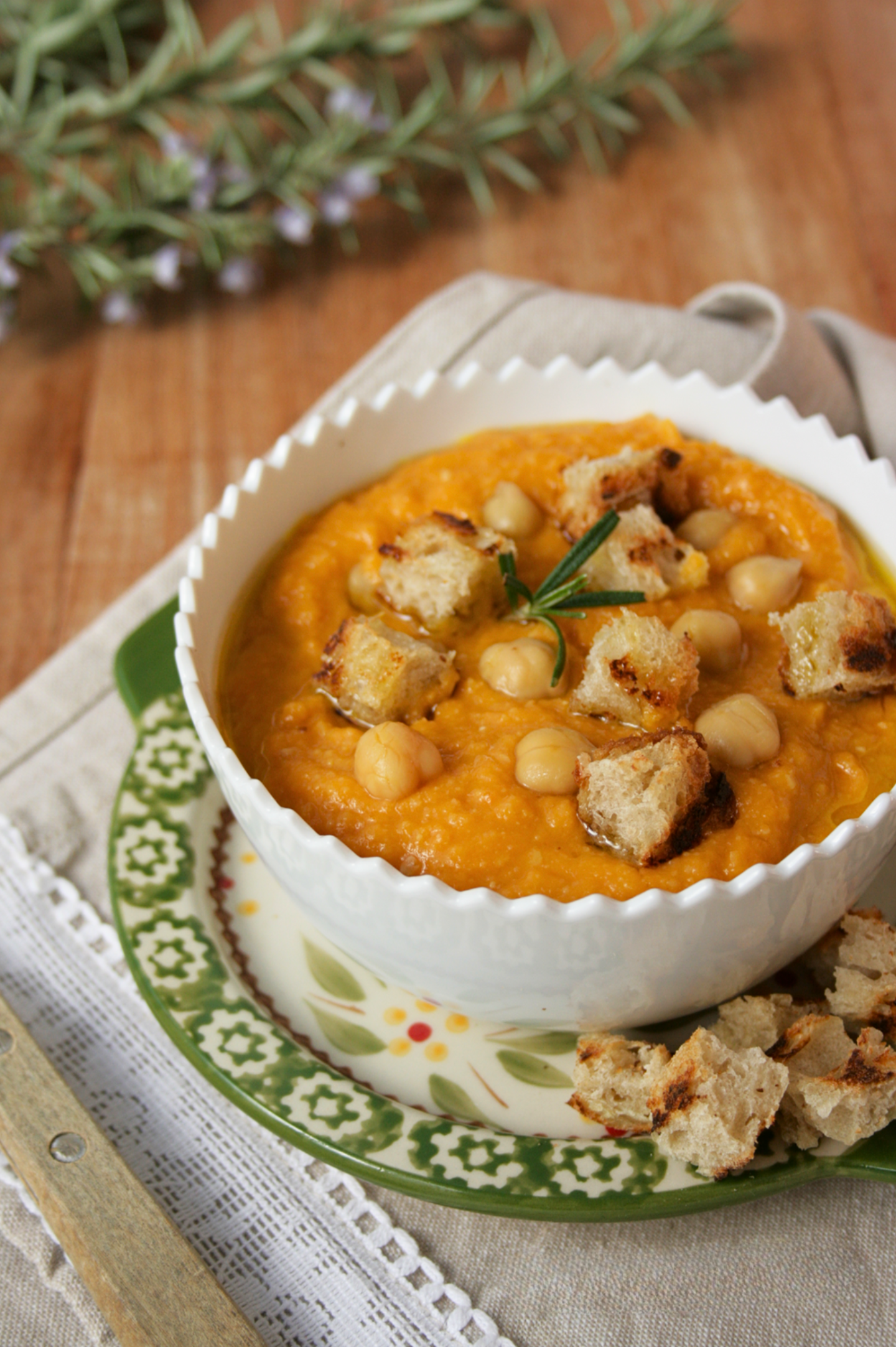 Crema vellutata di zucca e ceci profumata al rosmarino, semplice e sana.