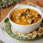 Crema vellutata di zucca e ceci profumata al rosmarino, semplice e sana.