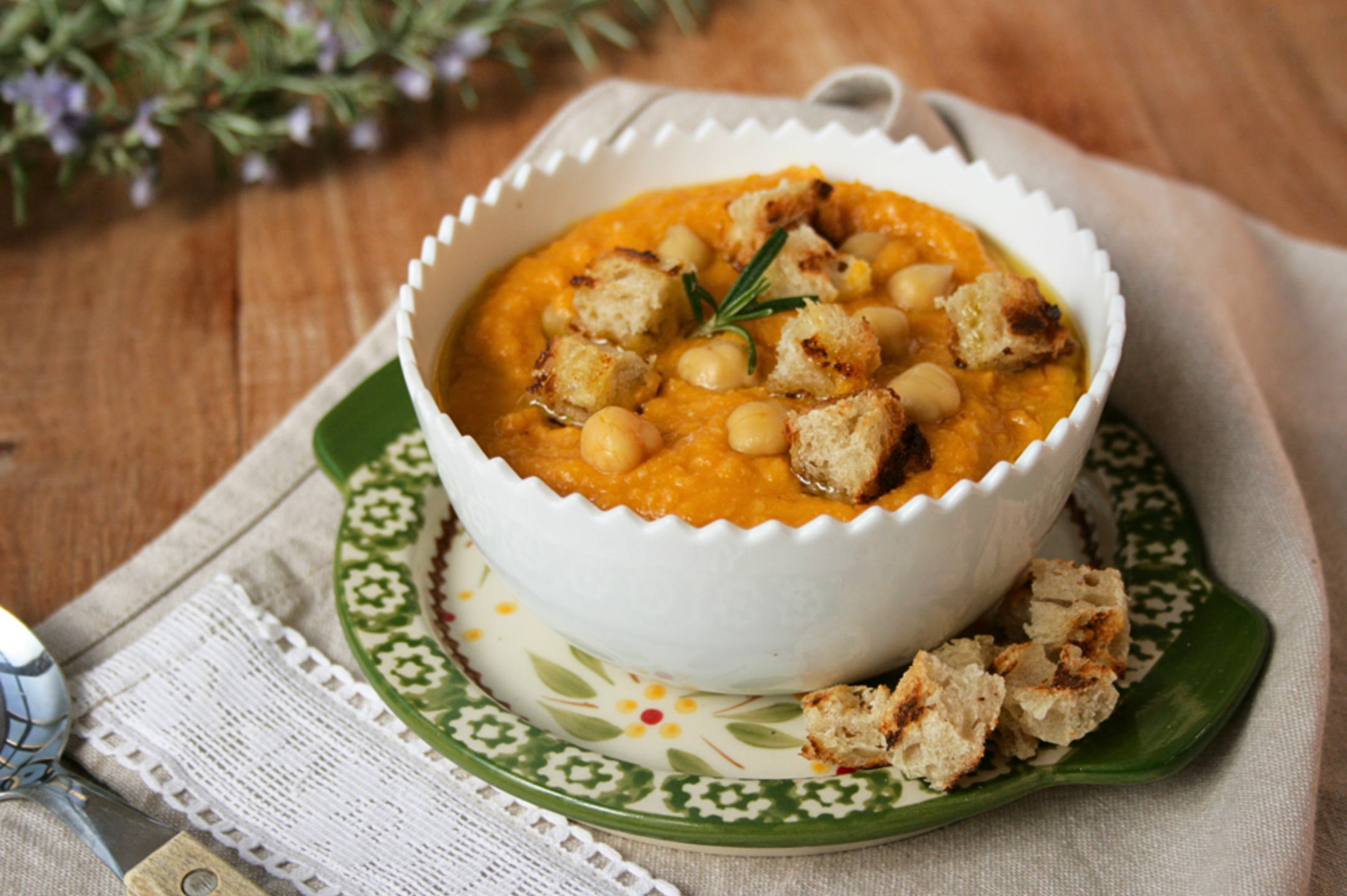 Crema vellutata di zucca e ceci profumata al rosmarino, semplice e sana.
