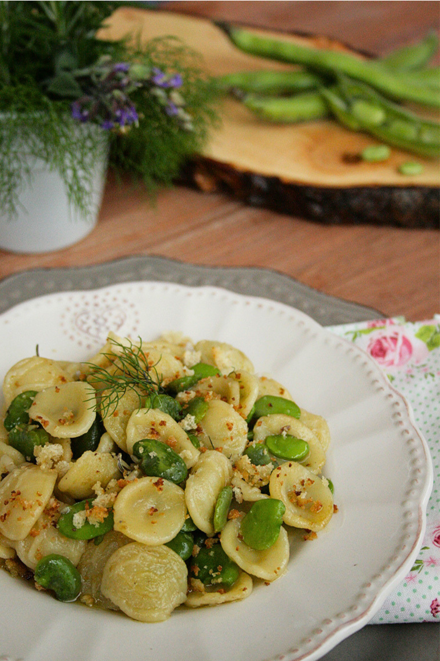 Orecchiette con fave e mollica