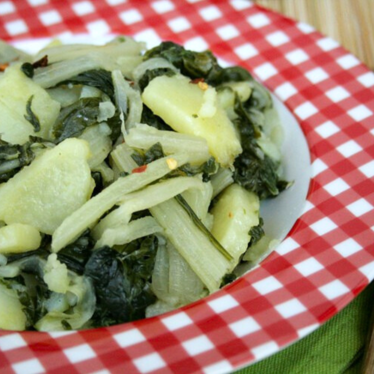Bietole e patate alla calabrese in padella, un piatto vegano semplice e saporito, perfetto come contorno o piatto unico leggero.