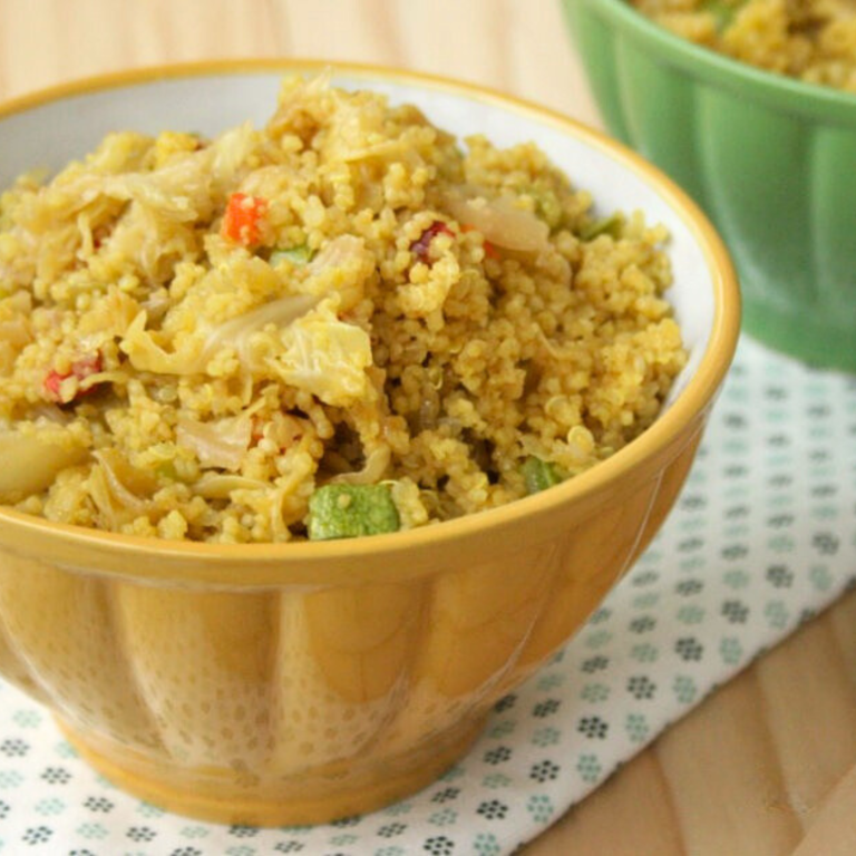 Cous cous con cavolo verza e verdure, leggero e profumato, ideale come primo piatto o antipasto, che unisce gusto esotico e semplicità.