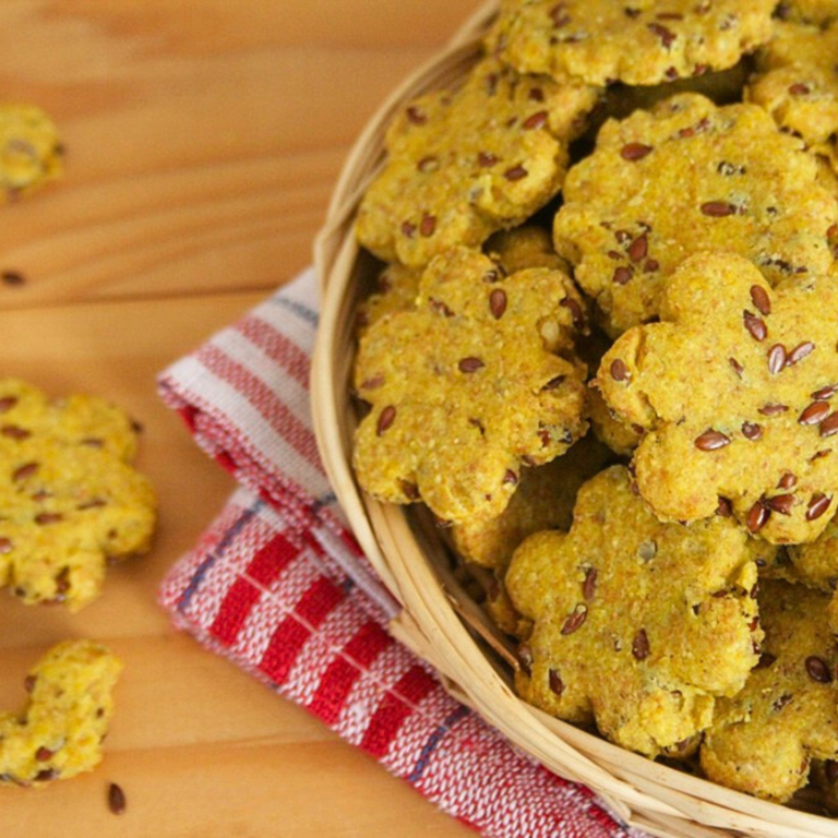 Cracker croccanti vegani ai semi di lino con curcuma e paprika.