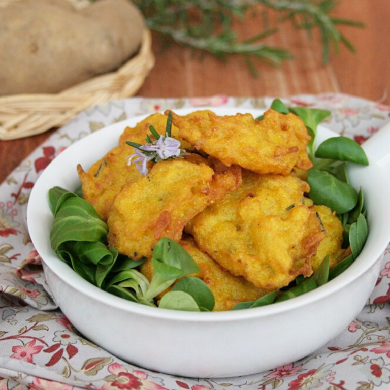 Frittelle di patate con curcuma e rosmarino, uno snack saporito e sfizioso