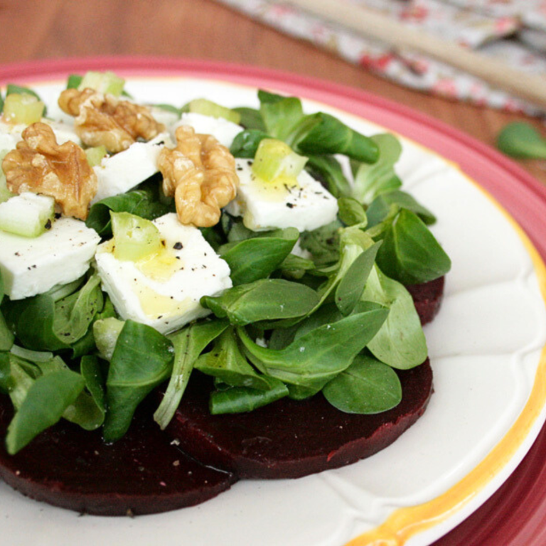 Insalata di barbabietola con feta vegetale e noci