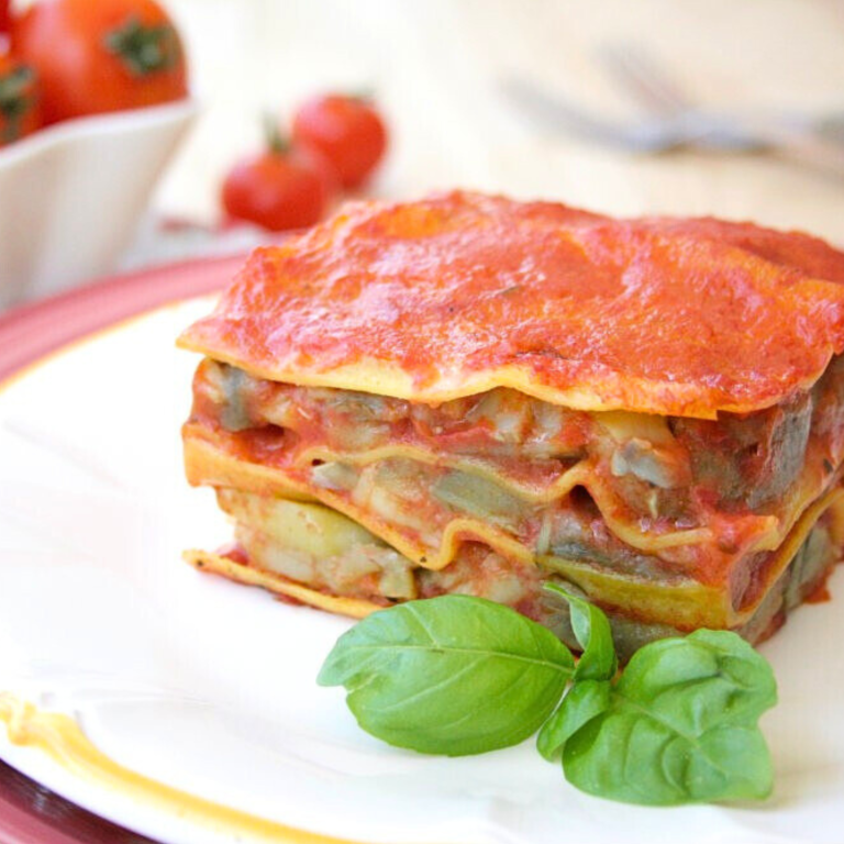 Lasagna con carciofi e patate, cremosa e saporita, un primo vegetale senza latticini, gustoso e facile da preparare.