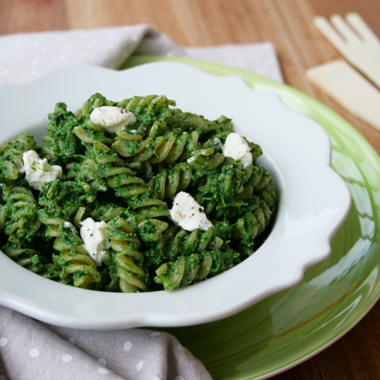 Pasta ricotta e spinaci, 100% vegetale e pronta in 30 minuti. Un primo vegano semplice e nutriente, arricchito da noci e perfetto per un pranzo veloce ma gustoso.