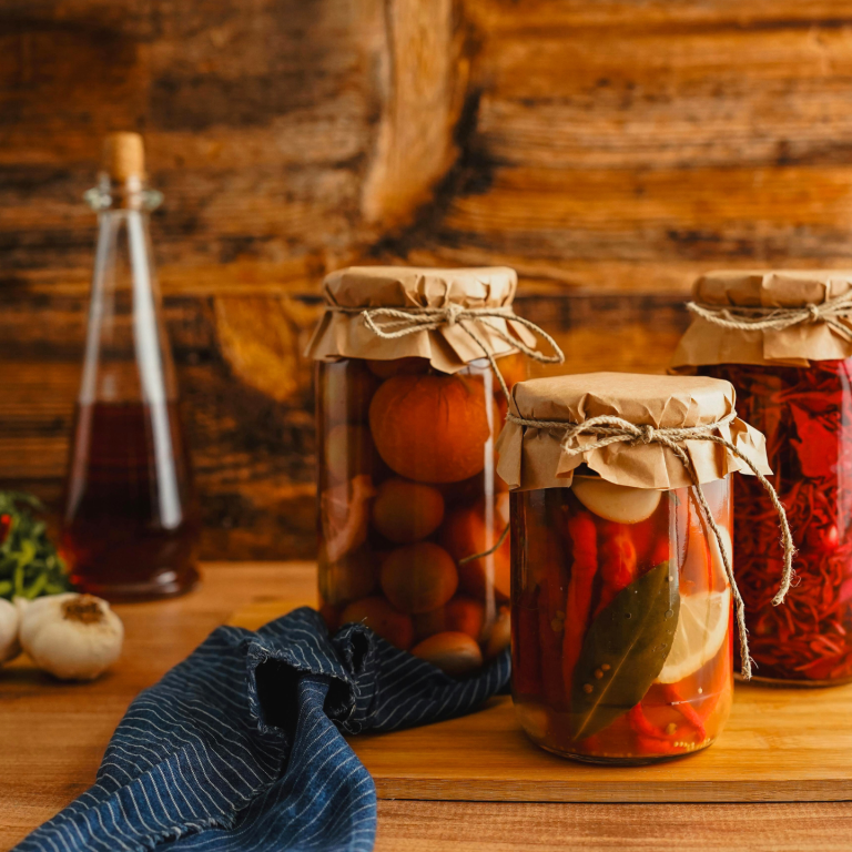 Il pickling è una tecnica antica, semplice e sorprendentemente versatile che permette di conservare frutta e verdura in modo pratico, gustoso e creativo.
