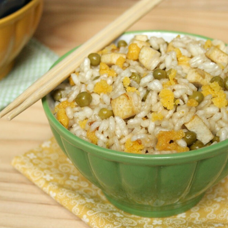 Riso alla cantonese vegano con tofu, piselli e granella di mais.