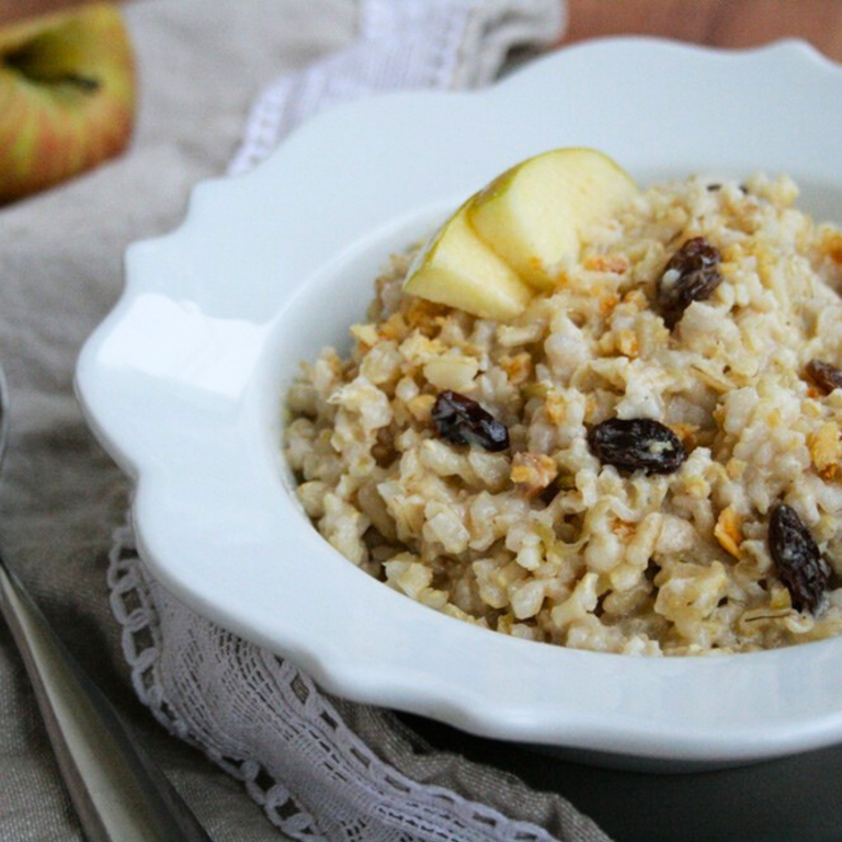 Risotto integrale con porri, mele, noci e uvetta: cremoso, equilibrato tra dolce e salato, nutriente e confortante.