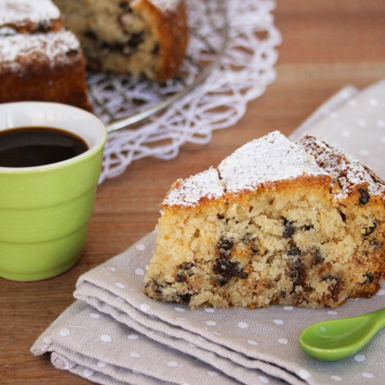 Torta al cocco vegana soffice con gocce di cioccolato fondente