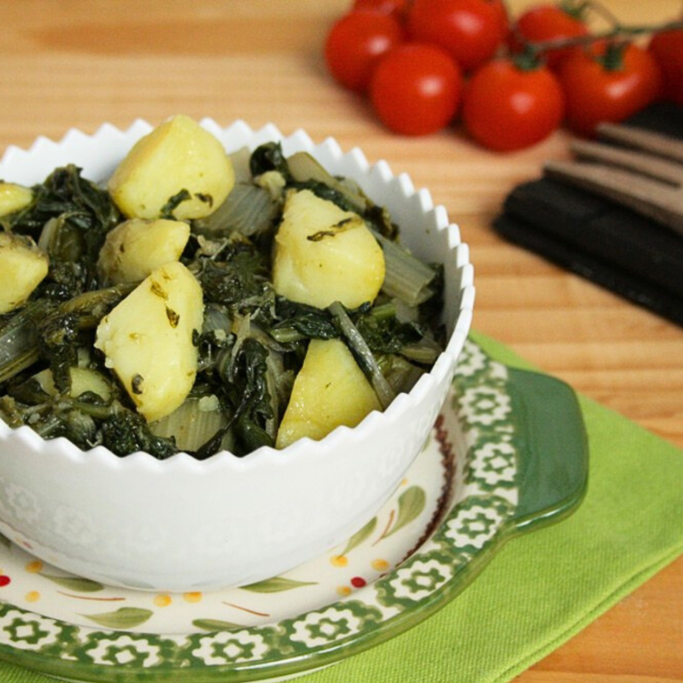 Zuppa verde con patate: una zuppa vegetale semplice e rustica, preparata con verdure di stagione e patate morbide.